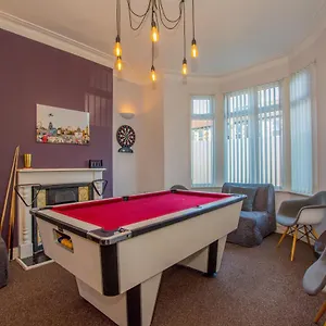  Holiday home By Lushlets - Centre Hot Tub Pool Table - Great For Hens Stags & Rugby Groups!